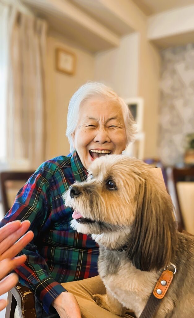 犬と笑顔の女性