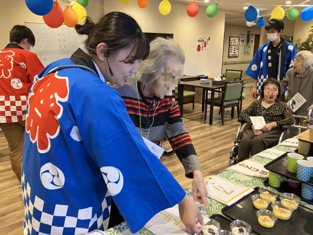 レアチーズケーキに手を伸ばす女性