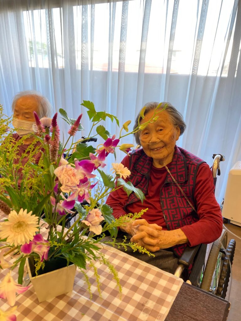 花と笑顔の女性