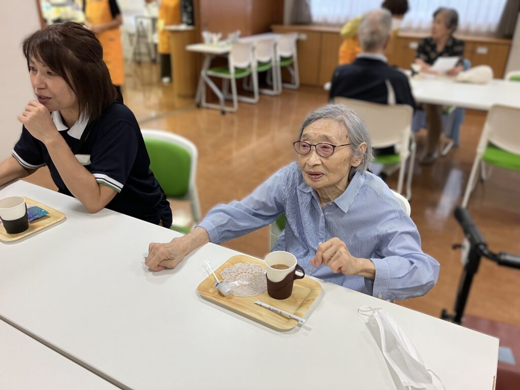 コーヒーをのむ女性