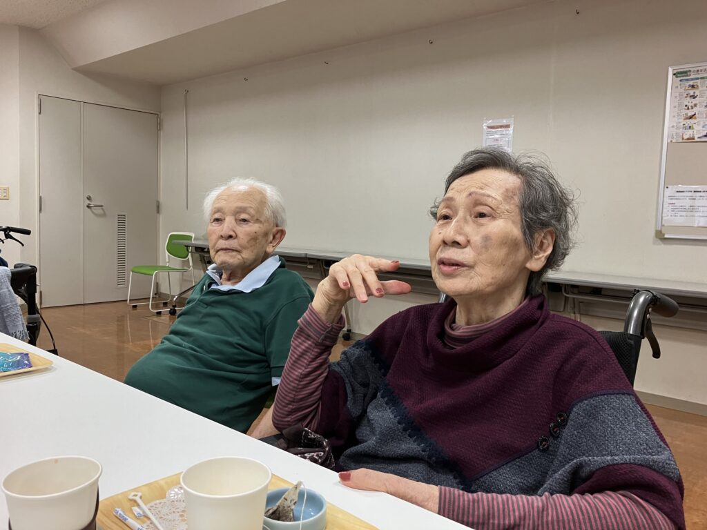 座っている男性と女性