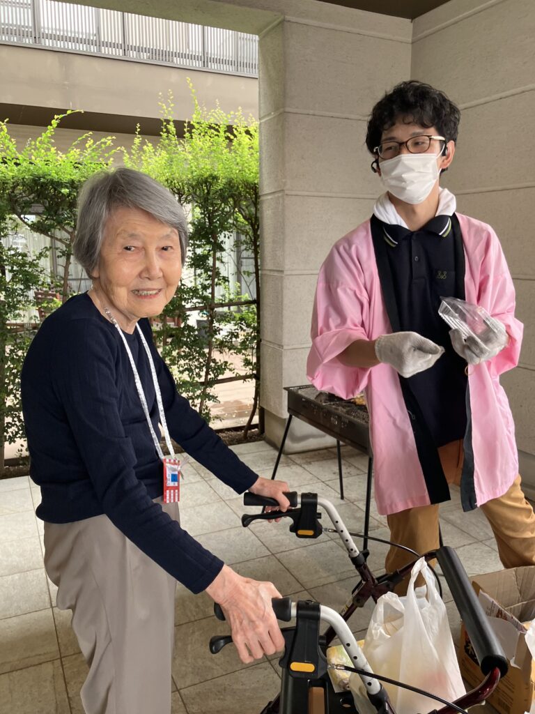 納涼祭を楽しむ女性