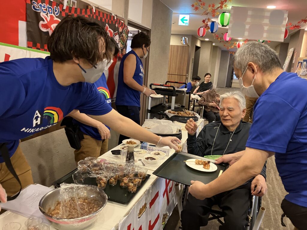 屋台で食事を選ぶ男性