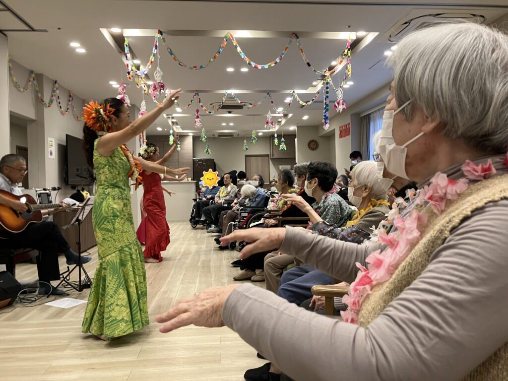 一緒にフラダンスを踊るご入居者