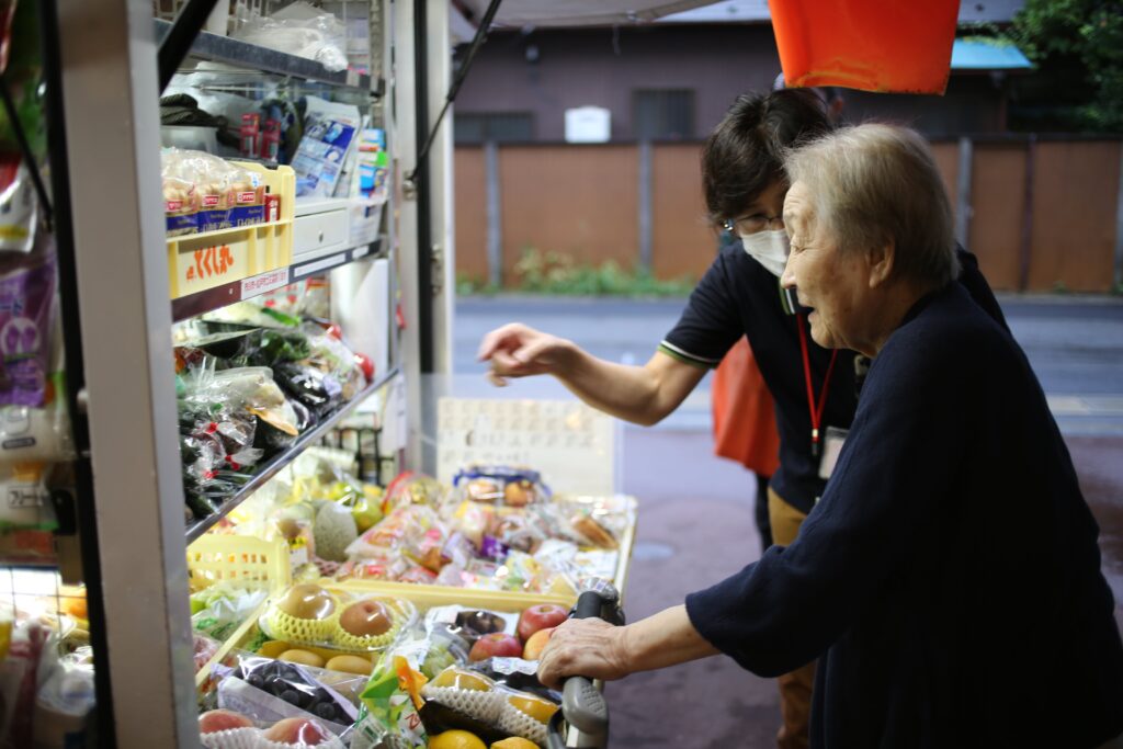 品物を選ぶ様子