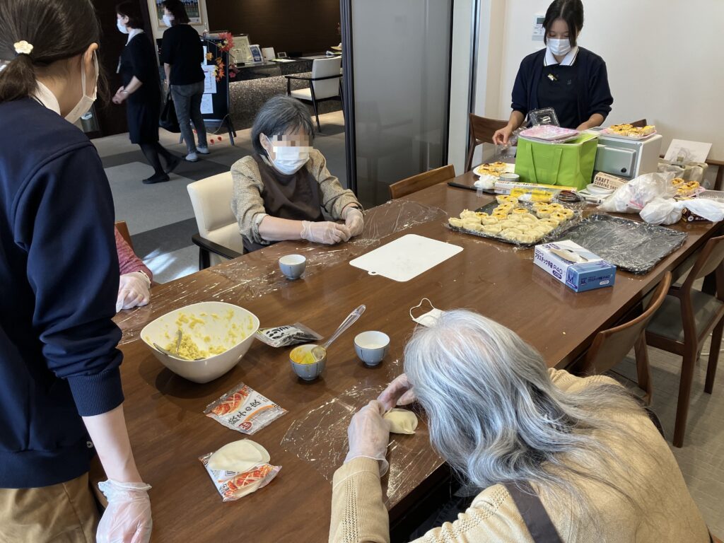 餃子の皮でサツマイモを包む