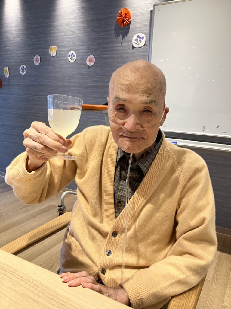 飲み物をもつ男性