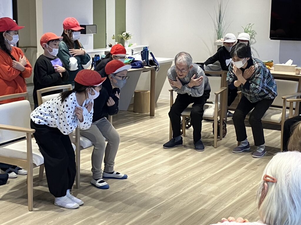 小学生と踊るご入居者