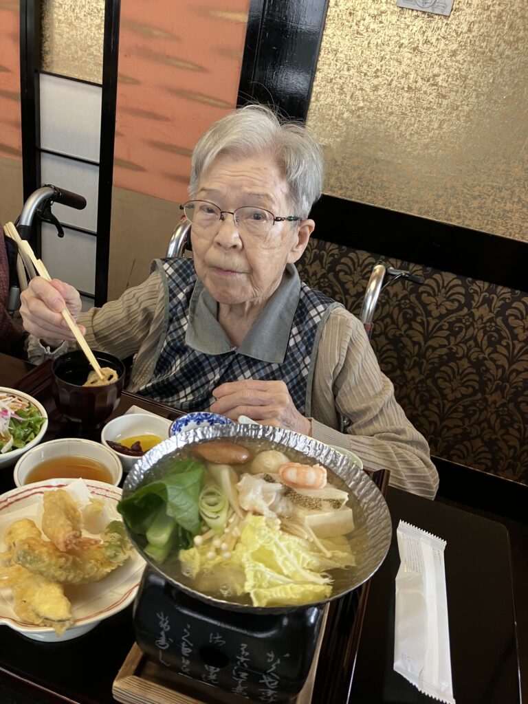 女性の食事風景