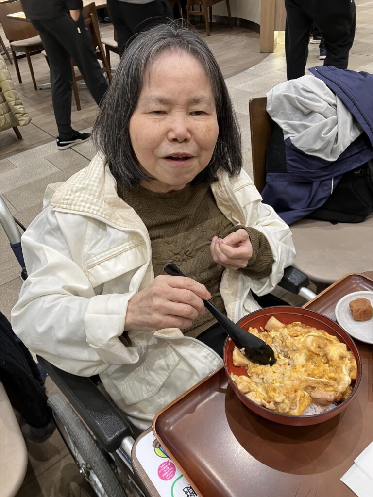 親子丼を食べる女性