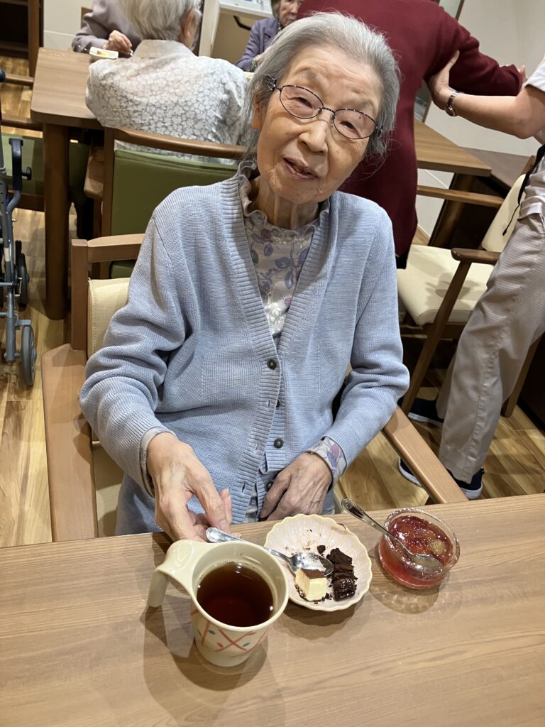 ケーキを食べる女性