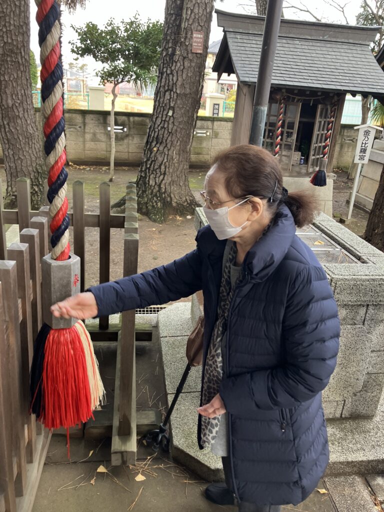 お賽銭を入れる女性