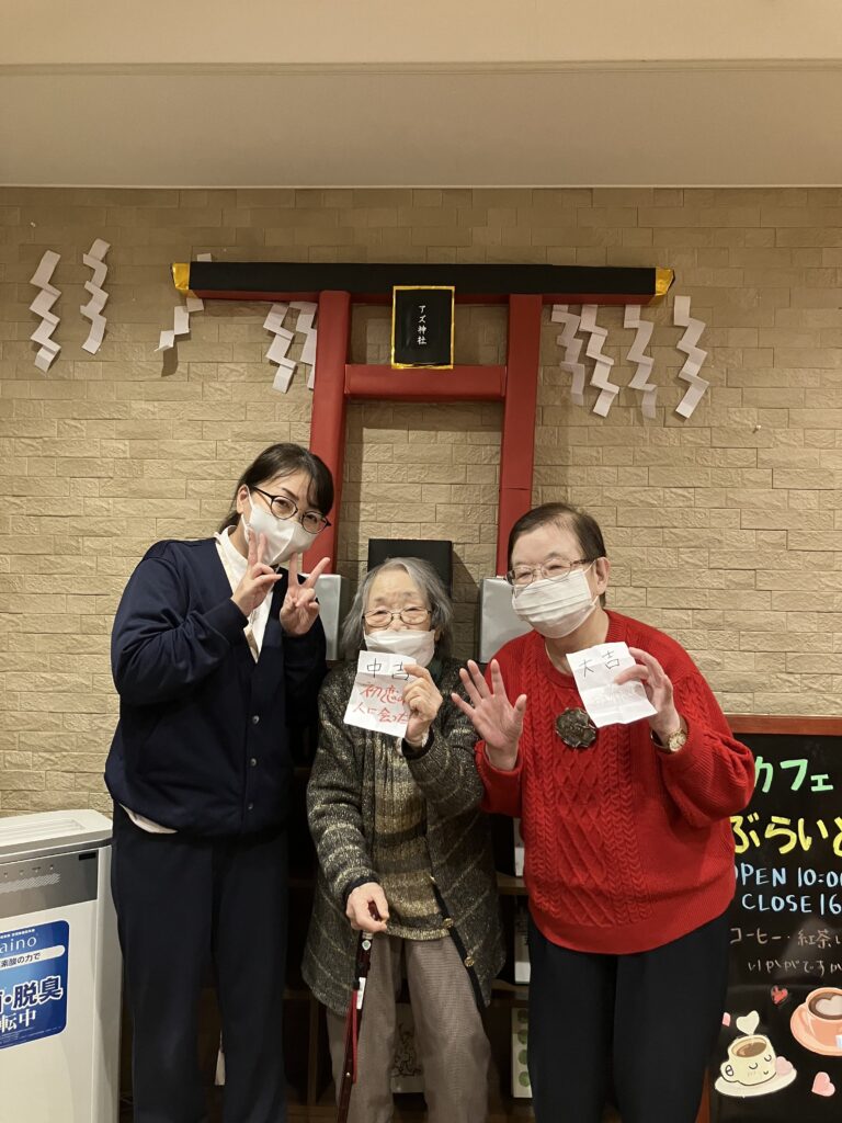 ホーム内の神社にお参り