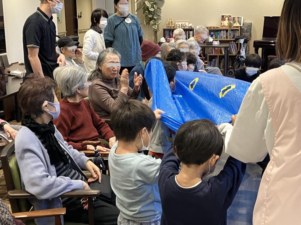 保育園児とご入居者で一緒の作業