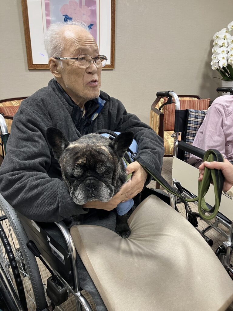 犬を抱く男性