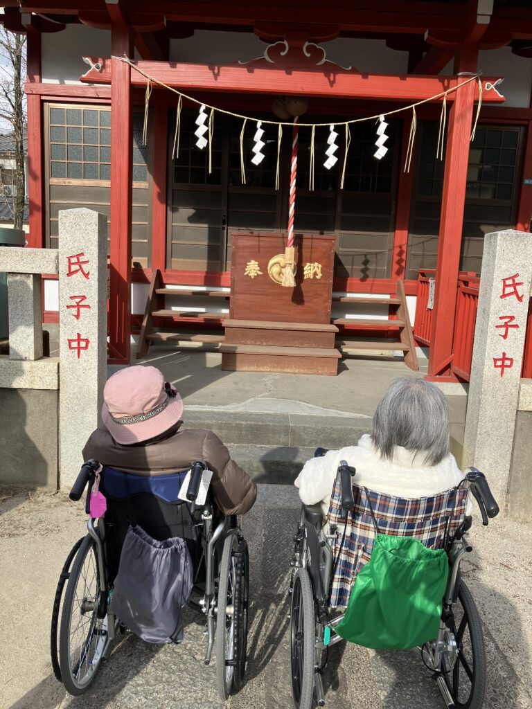 神社での女性二人