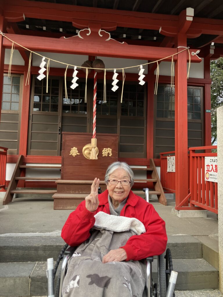 神社の前の女性