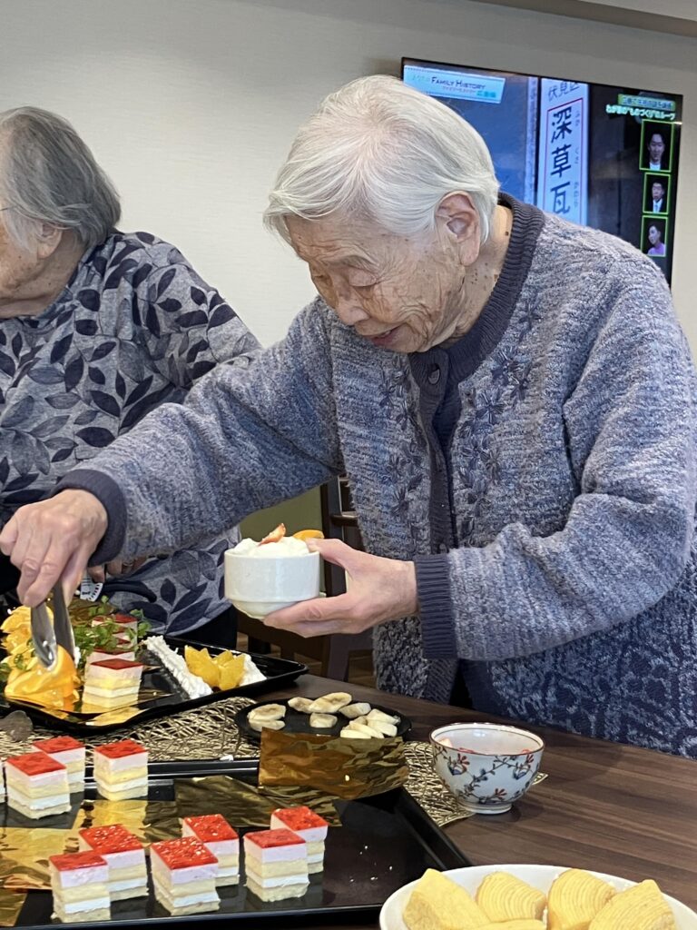 チョコレートプリンに好きな盛り付けをする女性