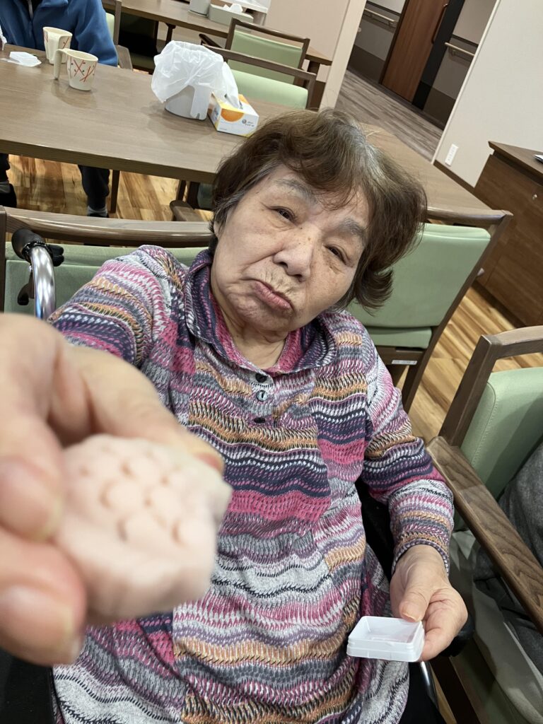 水ようかんと和菓子を持つ女性