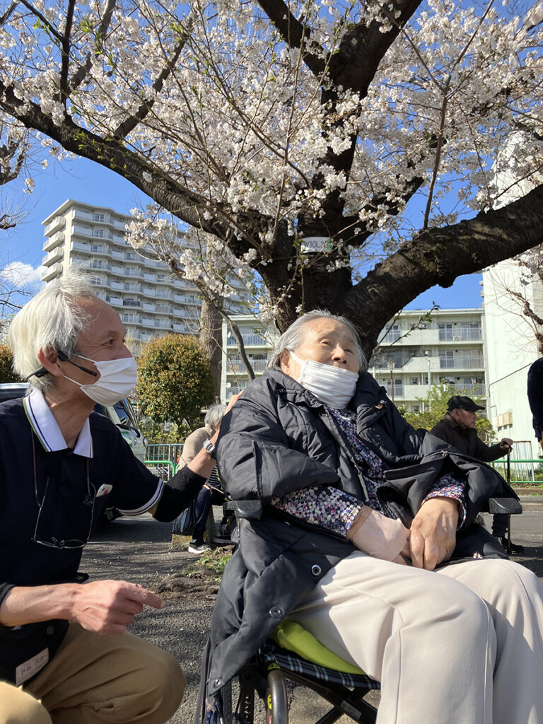 桜を見るご入居者