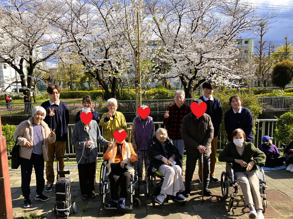 桜の下で集合写真