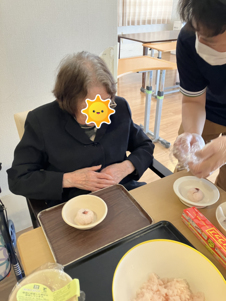 桜餅を食べる人