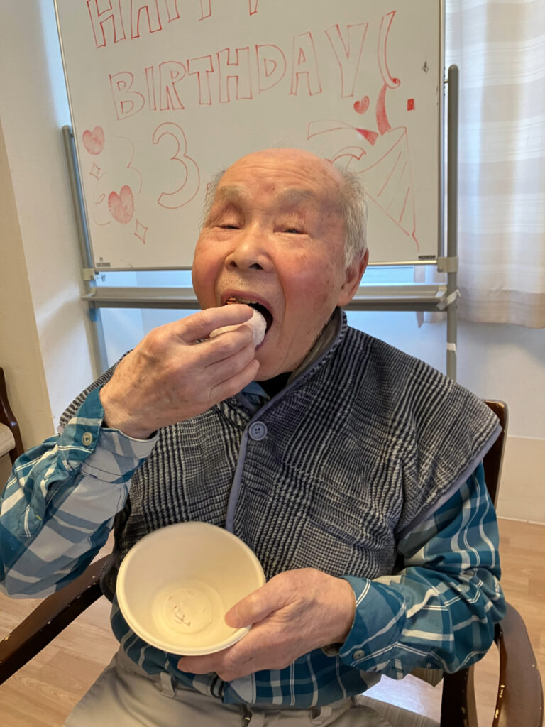 桜餅を食べる人