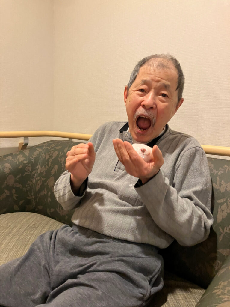 桜餅を食べる人