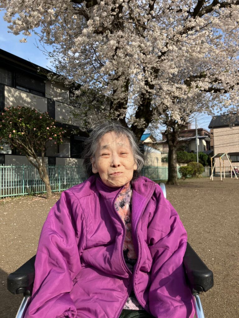 桜の下で笑顔の女性