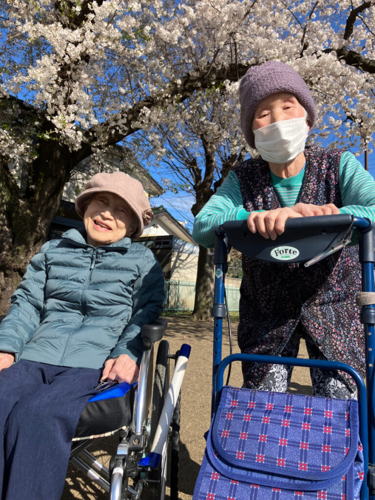 お花見する女性達