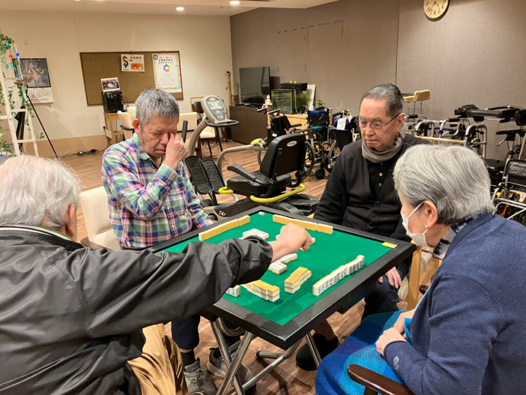 麻雀をする人々