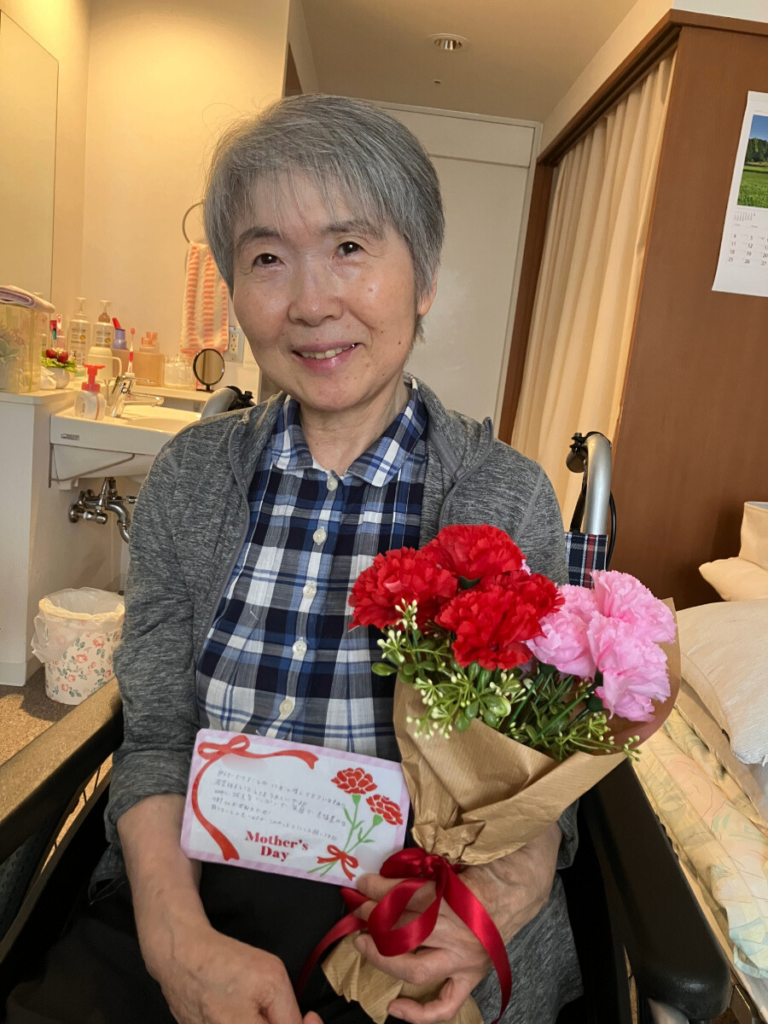 母の日に花束を持つ女性