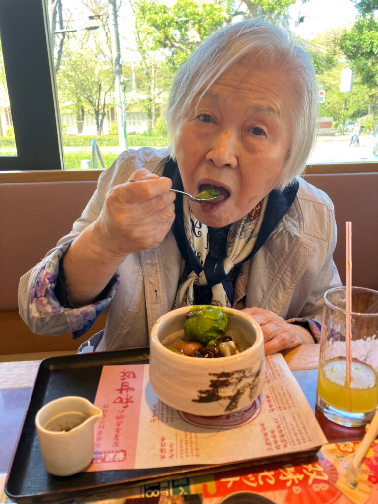 おやつを召し上がる女性