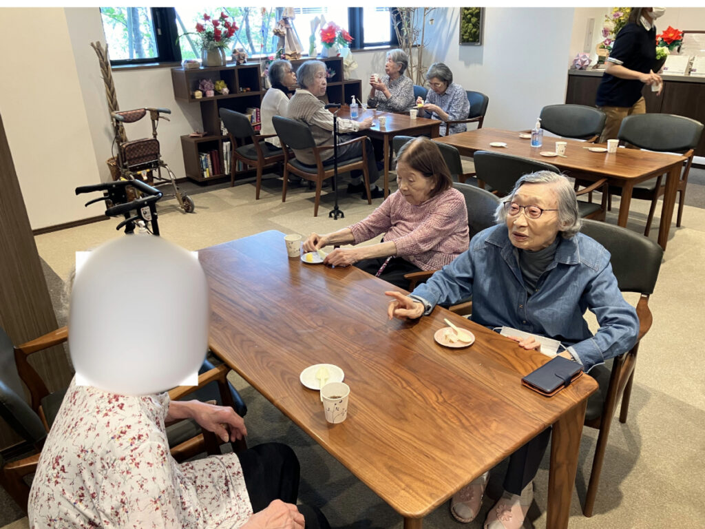 談笑しながらおやつを楽しむ人々