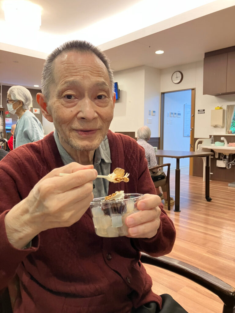 あんみつを食べる男性