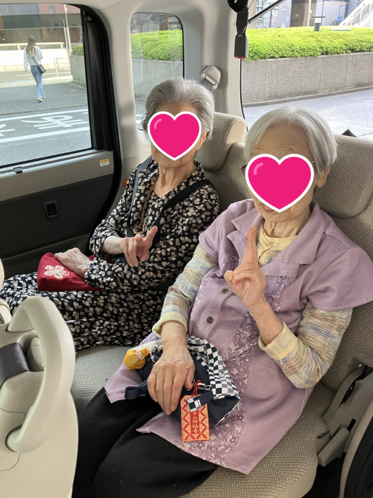 お気に入りの洋服で出かける女性