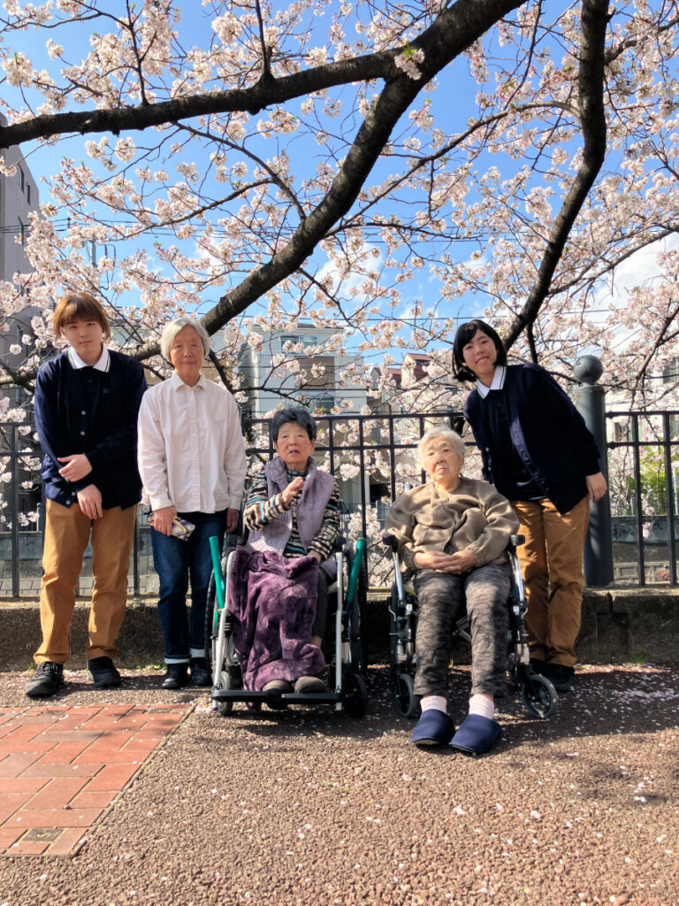 桜の木の下で集合写真