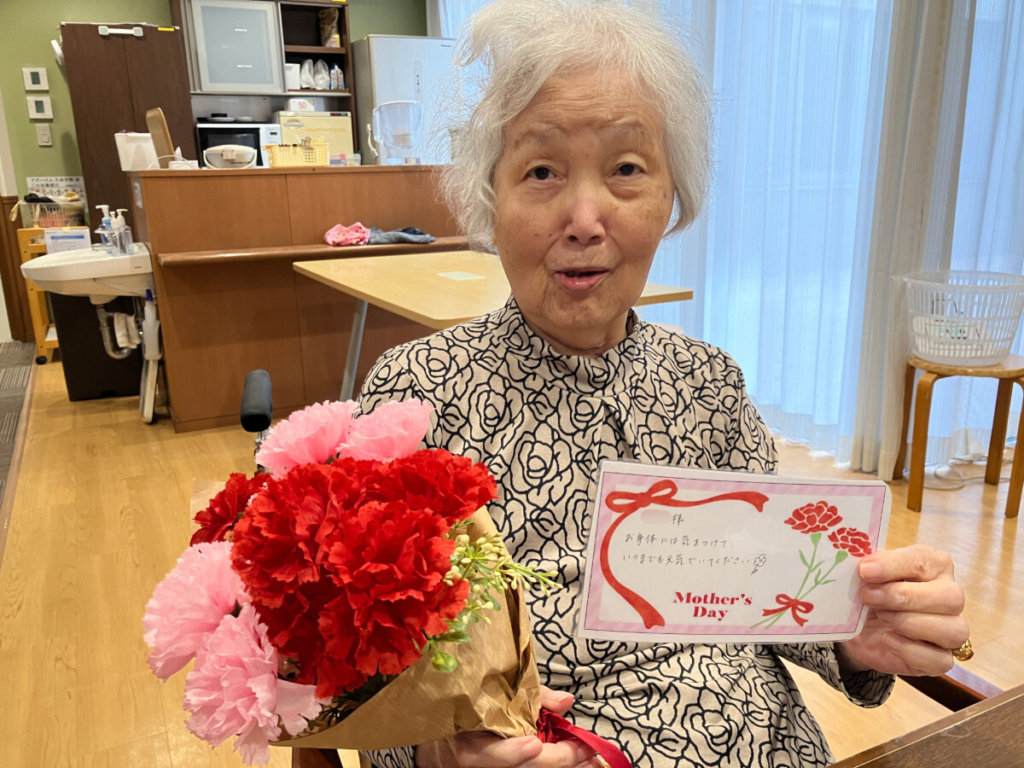 花束をもつ女性