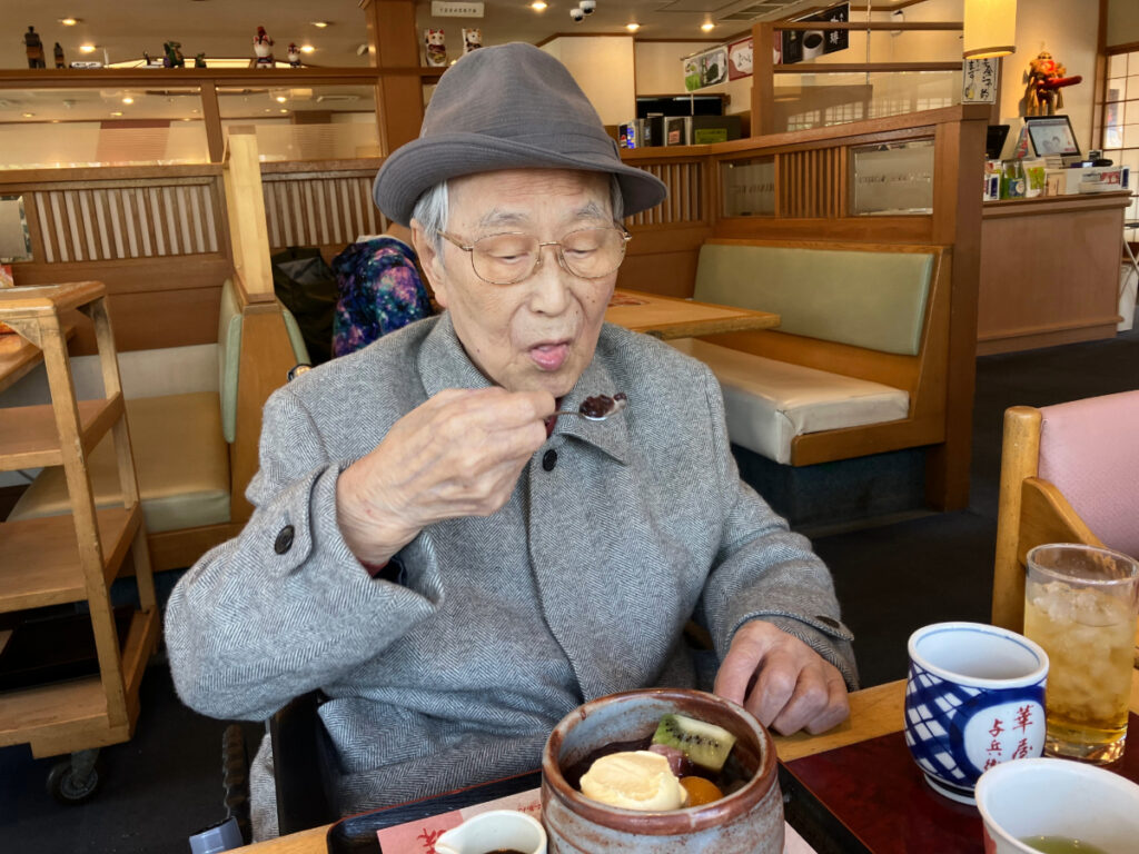 おやつを召し上がる男性