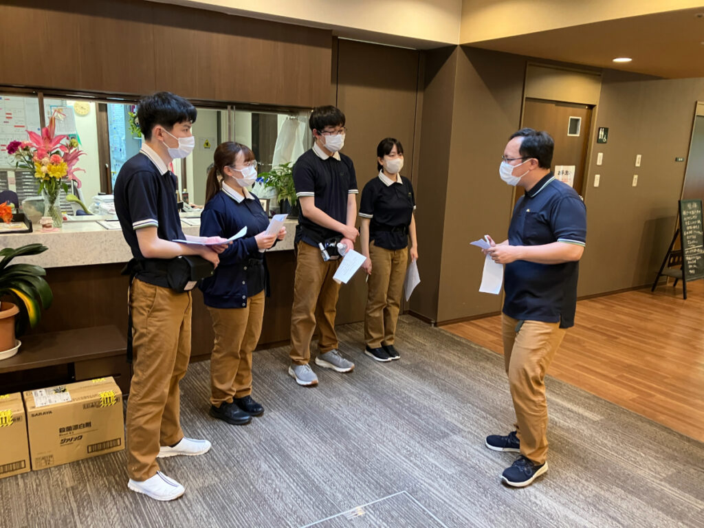 避難訓練の参加する新卒スタッフ