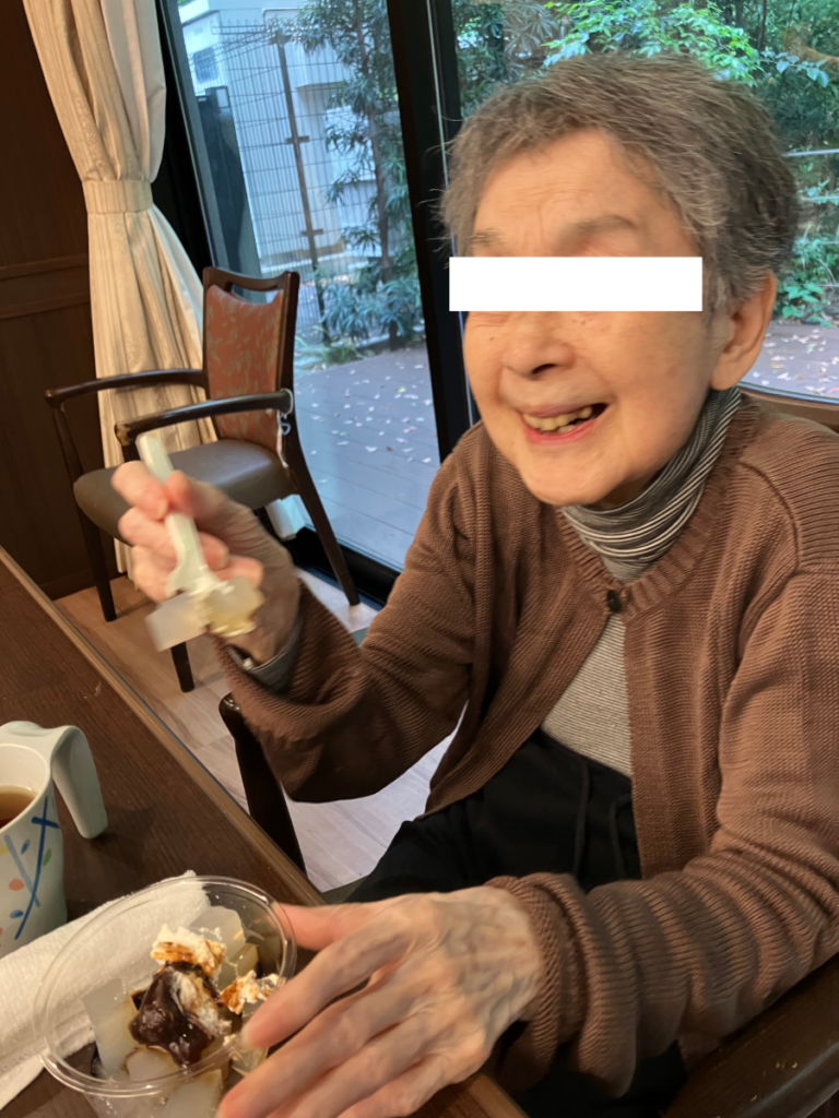 ご自身でつくったあんみつを食べる様子
