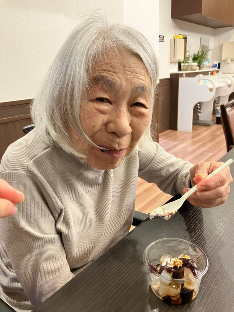 ご自身でつくったあんみつを食べる様子