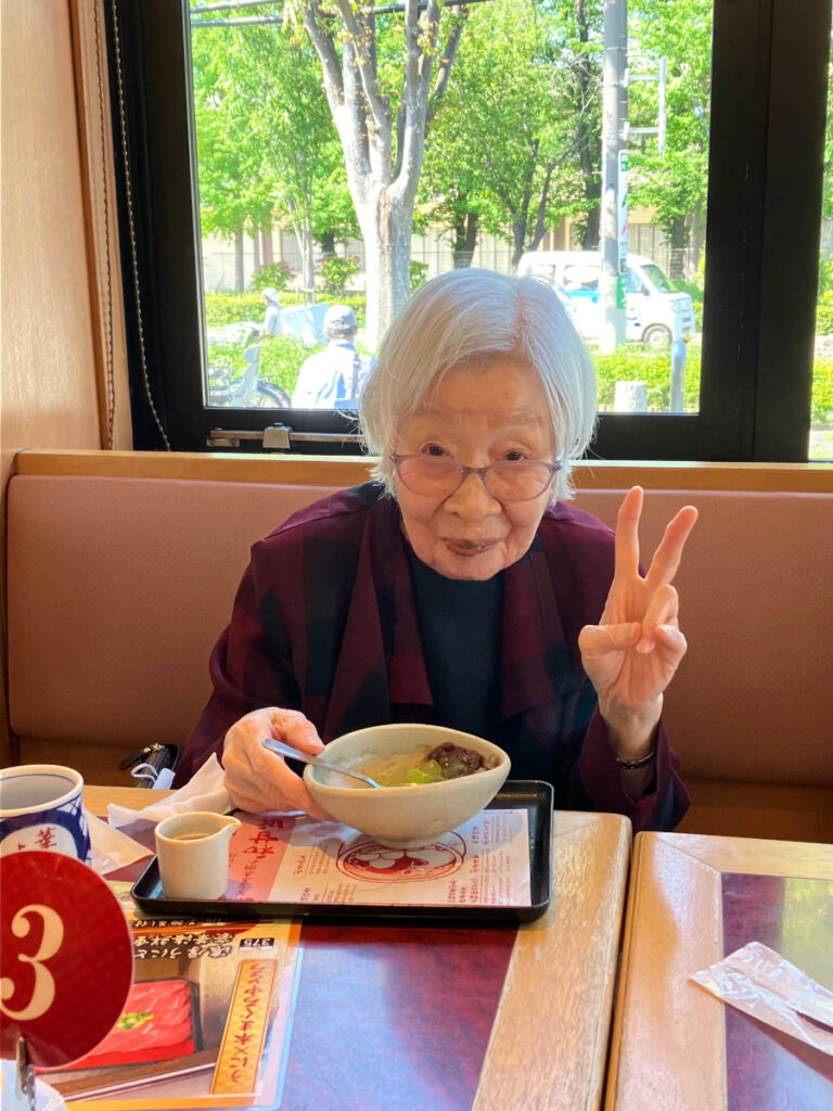 おやつを召し上がる女性