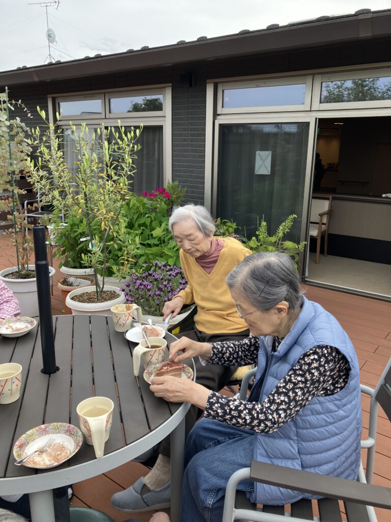 ケーキを食べるご入居者