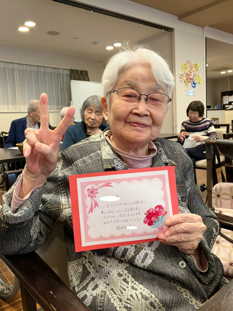 母の日にメッセージカードをもらい笑顔の女性