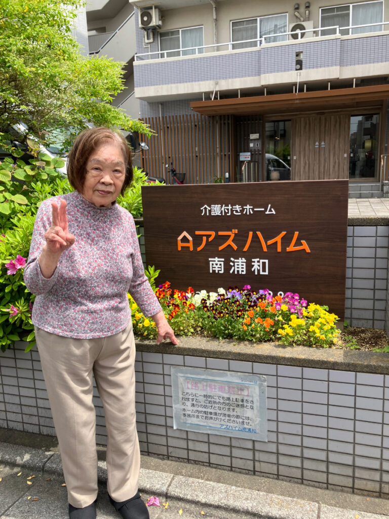 色とりどりのお花と女性