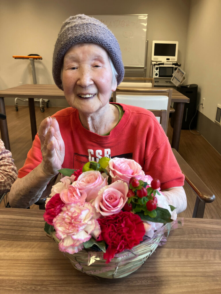 お花のプレゼントに笑顔の女性
