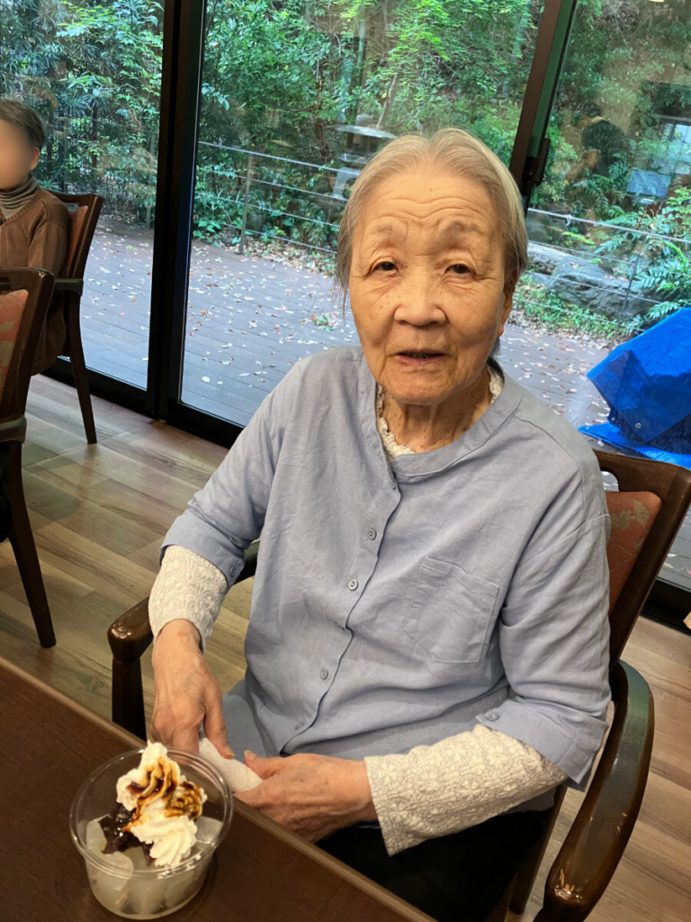 ご自身でつくったあんみつを食べる様子