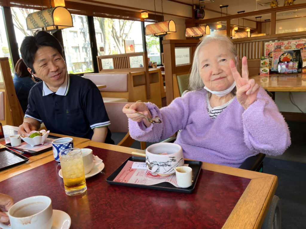 おやつを召し上がる女性