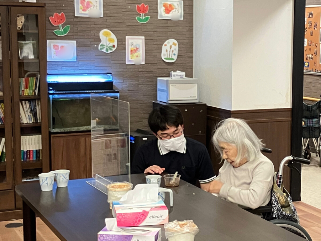 スタッフとあんみつ作りの様子